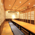 【ゆったり寛げる個室】長時間の宴会でも脚を伸ばしながら寛げる掘りごたつございます。快適な空間で大人数の飲み会にもしっかり対応◎宴会向けの飲み放題付きコース料理や、幹事様にも嬉しいクーポンも多数ご用意しております！仕事終わりにも気軽にお立ち寄りください。