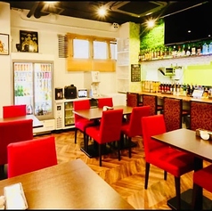 テーブル席は2名様用が5卓あり、カジュアルで落ち着いた雰囲気の中でお食事を楽しんでいただけます。デートや友人とのランチにぴったりのスペースです。プライベート感があり、会話を楽しみながらスリランカの味を堪能できます。