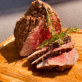 料理メニュー写真 【赤身の部分に程よい脂がふくまれているランプ肉はちょうどいい柔らかさ】ローストビーフ　500g