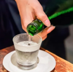 地酒に合う料理も充実しており、地酒と料理のマリアージュを楽しむことができます。地酒の深い魅力を