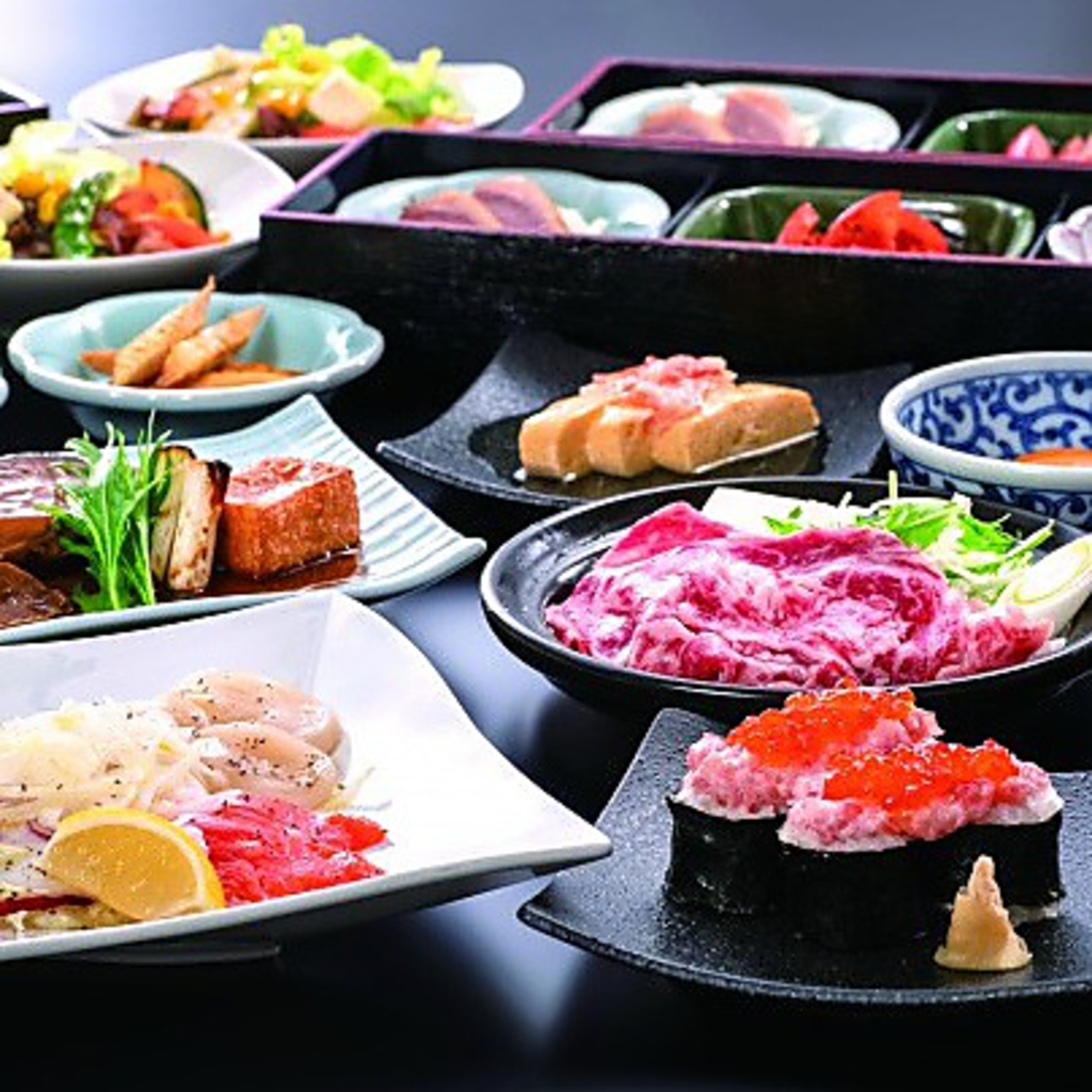 お料理は種類豊富★人気は特撰サイコロステーキ！各種ご宴会にはお得な飲み放題付コースが2500円～★