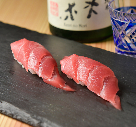 豊洲の新鮮魚介を使って握る寿司をリーズナブル価格でお召し上がりいただけます！