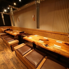 小さなお子様連れでも安心して過ごせる、広めのテーブル席をご用意。ゆったり座れて、みんなで焼肉を囲めば自然と笑顔がこぼれます♪家族の記念日や週末の外食にもぴったりな、ほっとできる空間です。