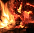 こだわりの炭火焼き料理を種類豊富にご用意しております！素材の旨みをギュッととじ込め最高の火入れでご提供致します。高温の炭火でじっくり焼くことで、表面は『パリッ！！』中は『フワッ！！』と仕上がります。美味しさMAX♪炭火焼きならではの香りとともにお楽しみください♪