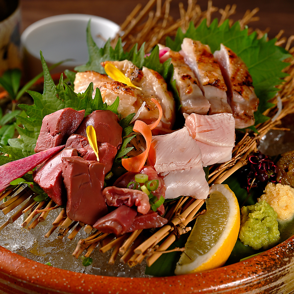 看板商品の名古屋コーチンのお造りは此処でしか食べる事の出来ない絶品の味わい