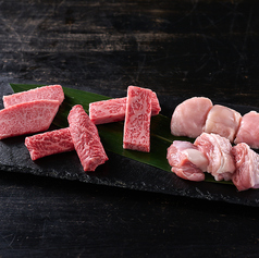 黒毛和牛と匠京地鶏「極み」焼肉盛り合わせ 〈2人前〉