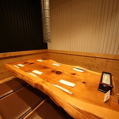 気の合う友達と集まって、みんなでワイワイ焼肉を楽しめるテーブル席。広めのスペースでゆったり座れて、会話も自然と盛り上がります！週末の食事会やちょっとした集まりにもぴったりの、居心地のいい空間です。