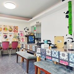 6名様でご利用いただけるテーブル席です。お友達同士で遊んだついでの軽食など、カジュアルに座れるお席となっております。閉塞感のない明るい店内で、当店ならではの中華・台湾メニューをお召し上がりくださいませ!