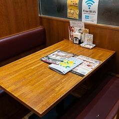 大切な方とゆっくり語り合うのに最適な、2名様向けのテーブル席です。美味しい本格イタリアンはもちろん、お料理に合わせたワインや豊富なドリンクを片手に、時間を忘れてくつろげる空間となっております。ご夫婦での水入らずでのお食事や親友との深い語らいなど、少人数でリラックスできる贅沢な時間をお過ごしください♪