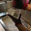 おもてなしを追求すると氷まで拘ります。　純板氷を毎朝かち割って使用しております。純度が違うため、より硬く・より溶けにくいのでドリンクの邪魔をしません。