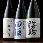 自慢の日本酒群！全国の名酒揃えています。写真は、十四代、田酒、勝駒です。