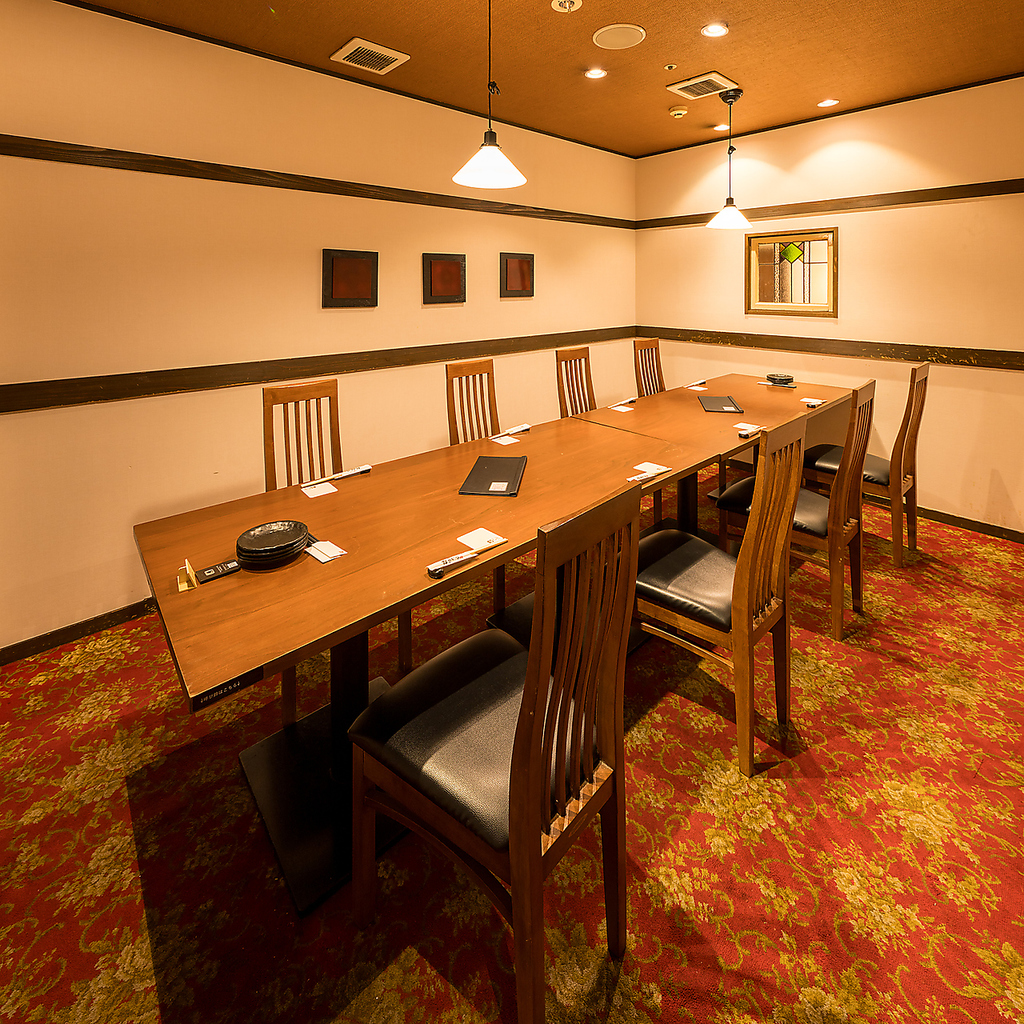 接待でも安心な完全個室のテーブル席。ご予約はお早めにどうぞ。