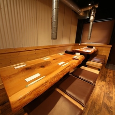 家族みんなで囲んで、笑顔あふれる焼肉時間を。広めのテーブル席は、お子様連れでも安心して過ごせるゆったり空間。会話も弾み、食事も楽しくなる、あたたかい雰囲気が魅力です。