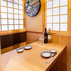 新橋で忙しさを忘れさせてくれる空間をご提供★女子会、合コン、接待などにオススメ！大人数のお客様に大人気の団体様用個室やお顔の見えるテーブル席もご用意しております！