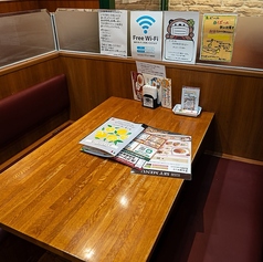 3名様でご利用いただける、程よいサイズのテーブル席です。片側は座り心地の良いベンチシート仕様となっており、お食事をゆったりとお楽しみいただけます。お仕事帰りのカジュアルなディナーや、職場の同僚との普段使いのお集まり等にもぴったりです！美味しいイタリアンを囲みながら、賑やかで楽しい特別なひと時をどうぞ