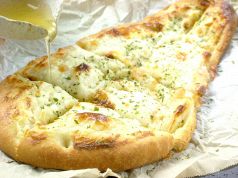 ゴルゴンゾーラとナンのピザ