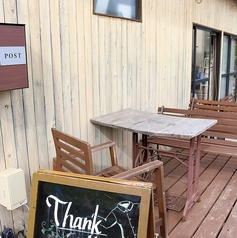 テラス席では、わんちゃんも一緒にくつろげます。