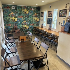 落ち着いた店内を望めるカウンター席は6席ご用意しております。おひとり様はもちろんのこと、カップルや仲の良い友達同士とのご歓談なども少人数で楽しむこともできます。スパイスの効いた当店自慢のカレーやイタリアンなどを一人静かにじっくり味わい堪能するのも良し、2人並んで仲良くわいわいするのも良しなお席です！