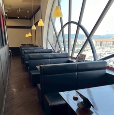 ガラス窓で開放的なソファ席もご用意しております！ご家族でのお食事やご友人グループでのお食事会などのご利用にも最適です！周りを気にせずに、皆さんでお食事の時間をお過ごしください♪大切な方とのお食事をごゆっくりとお楽しみください！