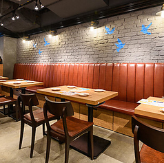 当店は35～46名様での貸切利用が可能で、会社宴会や同窓会など大人数の集まりに最適な広さを備えています。周囲を気にせず盛り上がれるプライベート空間で、ゆったりと料理とお酒を楽しんでいただけます。人数に応じた席配置にも対応しておりますので、幹事様も安心。貸切をご希望の際は、お気軽にお問い合わせください。