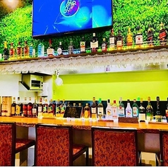 カウンター席は5名様分ご用意しており、シェフの調理を間近で楽しめる特別な空間です。お一人様やカジュアルな食事にも最適で、スリランカの家庭料理を気軽に楽しむことができます。リラックスした雰囲気でお待ちしています。