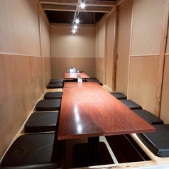 8名様用と6名様用、2つの掘りごたつ席が並ぶ空間。間の仕切りを外すと、最大14名様まで座れる広々お座敷に早変わり。同窓会や職場の集まりなど、にぎやかな宴会にもぴったりです。