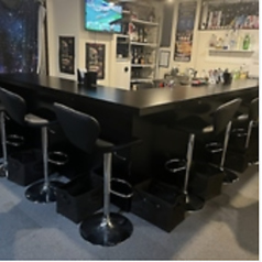 落ち着いてお酒を楽しめるカウンター席も完備。ちょっと一息入れたい時やお連れ様との語らいを楽しむ場としても◎！食べ物は持ち込み自由ですので、お好きな物をお持ちください。(ドリンクの持込はご遠慮いただいています)