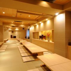 大人数宴会にも対応！広々とした落ち着いた佇まいの広間をご用意しております。しっとりとした日本情緒漂う雰囲気が人気です。