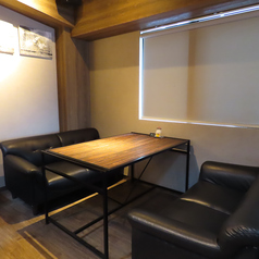 落ち着いた店内ではカウンター席とテーブル席、ソファー席でお食事をお楽しみいただけます。 時間を忘れてくつろげる雰囲気と、細部にこだわった洗練されたデザインの店内。デートや記念日などはもちろん、女子会やパーティーなど幅広いシーンに最適です。周りを気にせず過ごせるソファー席がおすすめ！