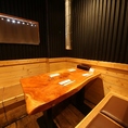 ゆっくりおしゃべりしながら焼肉を楽しめるテーブル席。落ち着いた雰囲気の中で、時間を気にせずくつろげる空間です。美味しいお肉と楽しい会話で、ちょっと特別なひとときを過ごしませんか？