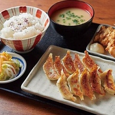 ジューシー焼き餃子定食は、ご飯・お味噌汁・唐揚げ・お漬物付きです。
