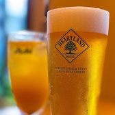 素敵な空間で、癒しのひとときを楽しむことができます。生ビールを片手に、友人や家族と乾杯し、様々なドリンクを味わうのが最高の贅沢です。心地よい雰囲気の中で、リラックスしながら特別な時間を共有することができる素敵な場所です。