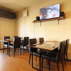当店では、ご家族でのお食事から女子会までどんなご利用シーンにも使いやすい４名席を５席ご用意しております。5名以上でご利用されたい方は、お早目のご予約がオススメです◎