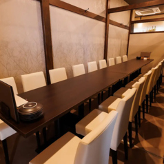 上質な時間を演出する5名様用半個室席を3部屋ご用意。木の温もりを感じる落ち着いた空間は、記念日や接待、大切な方とのお食事にも最適です。周囲を気にすることなく、ゆっくりとお過ごしいただけます。