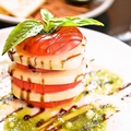 料理メニュー写真 まるごとトマトと水牛モッツァレラのカプレーゼ