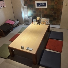 1F個室。和モダンで落ち着いた雰囲気のお座敷席は4名～6名様まで、別途室料1,500円で貸切利用ご用意しております。