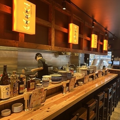 ライブ感が楽しめるカウンター席では、丁寧に焼き上げる当店自慢の餃子のにおいと音をお楽しみいただけます！