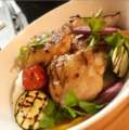 料理メニュー写真 宮崎県産森林鳥鶏と彩り野菜のグリル サルサヴェルデ