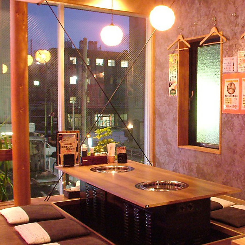 お席は掘りごたつ式になっており、足を伸ばしてゆっくり出来ます！最大40名様ご宴会が可能です。