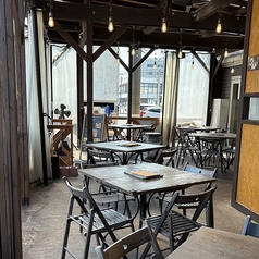 開放感抜群のテラス席は大人気のスペースです！ランチとディナーどちらの時間帯もご利用いただけます。テラス席限定でペットとも一緒にお楽しみいただけます◎冬は暖房設備を完備しております。お天気の良い日はもちろん、雨の日でも屋根があるので安心して食事をお楽しみいただけます！