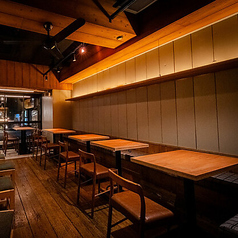 【テーブル席】広々とした空間で、奥渋谷の落ち着いた雰囲気を楽しみながらお食事いただけます 。ご友人との会食や女子会にも最適です。総席数は32席ございます 。