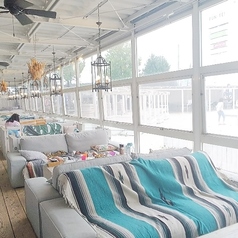 【ソファテラスエリア】開放感のある屋根付きテラス席。雨の日も安心してご利用いただけます。小型犬同伴OKなので、ワンちゃんと一緒にお食事が楽しめます。※リード＆おむつ着用必須