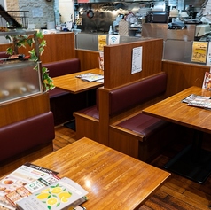 お買い物帰りやちょっとしたカフェ利用にぴったりな、2名様向けのテーブル席です。美味しいお料理はもちろん、食後のデザートも種類豊富にご用意しております。お連れ様とシェアしながら、ホッと一息つける癒やしの時間をお過ごしください。気軽なランチからティータイムまで、幅広いシーンに合わせてお使いいただけます。