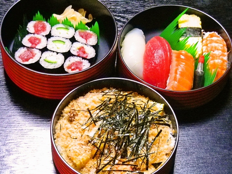 海老100％のおぼろを使ったちらし寿司は、この店の名物。落ち着いた和の空間で舌鼓！