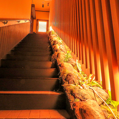 【1階】から【2階】にあがる階段…。小さなお庭をお楽しみ下さい。