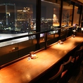 カップルやご夫婦などのにおすすめの窓側のカウンターのお席。大阪、梅田の夜景を一望できるこのお席で大切な人と大切な時間をお過ごしください。本格和食と相性抜群な日本酒は常時30種以上そろえております。
