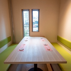 窓際のボックステーブル席です。窓からは庭木や、大通りの坊ちゃん列車などを眺められる特等席です。1階ホールの他の席からも少し離れており周囲を気にせずゆっくりお食事や会話を楽しめます。