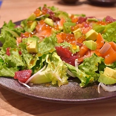 エビとアボカドのコブサラダ