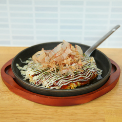 名物【お好み焼き】外は香ばしくカリッ中は驚くほどフワフワ！アツアツの鉄板から出汁とコク旨ソースが絶品の写真
