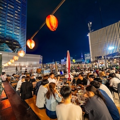 ふかふかのソファに身を預けながら、BBQやシュラスコをゆったり楽しめるソファ席。居心地の良さが魅力で、リラックスしながら美味しい料理を堪能できます。女子会やデート、誕生日パーティーにもぴったりな特別感のある空間です。